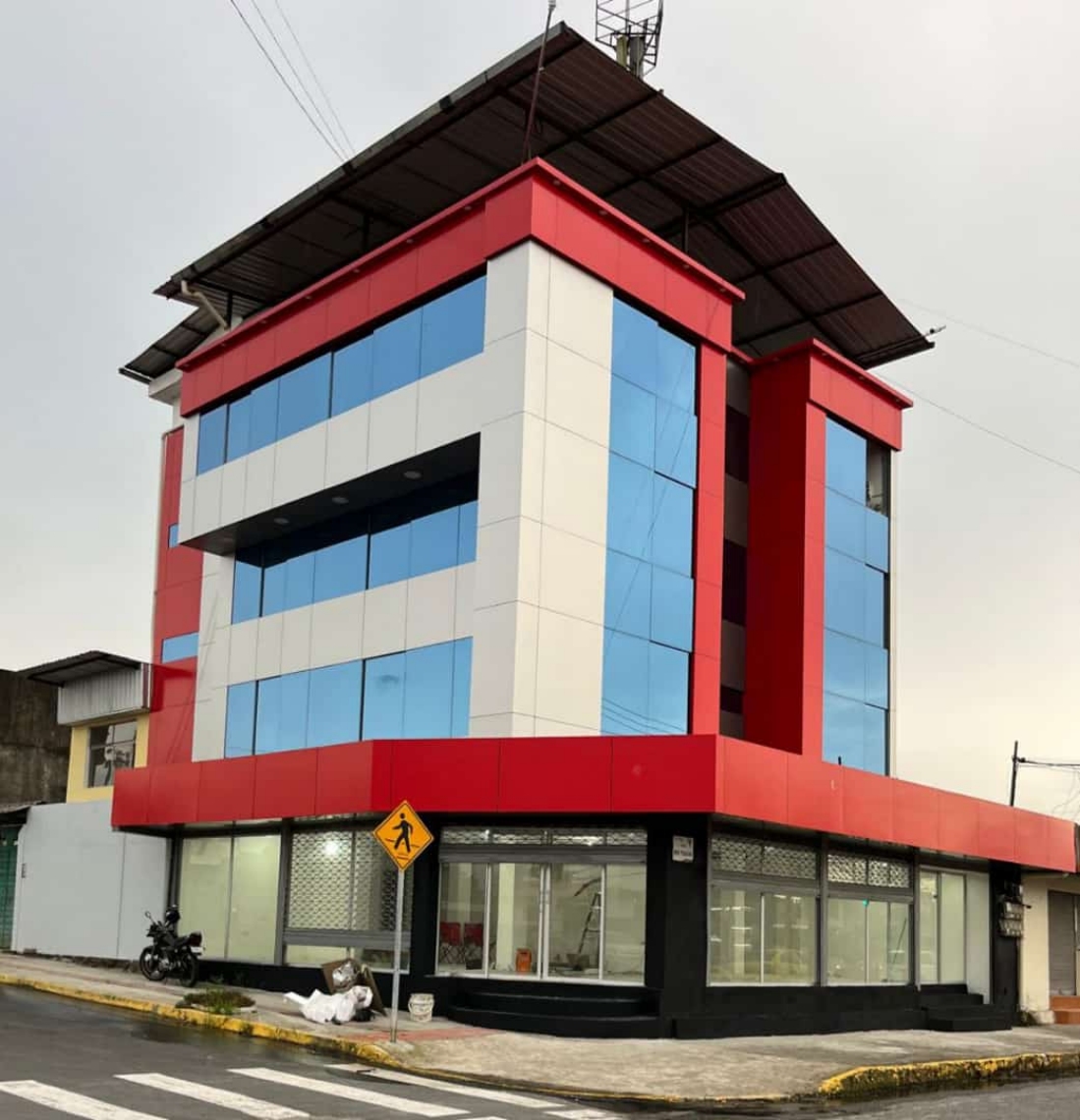 FACHADA DE VIDRIO Y ALUCOBOND.