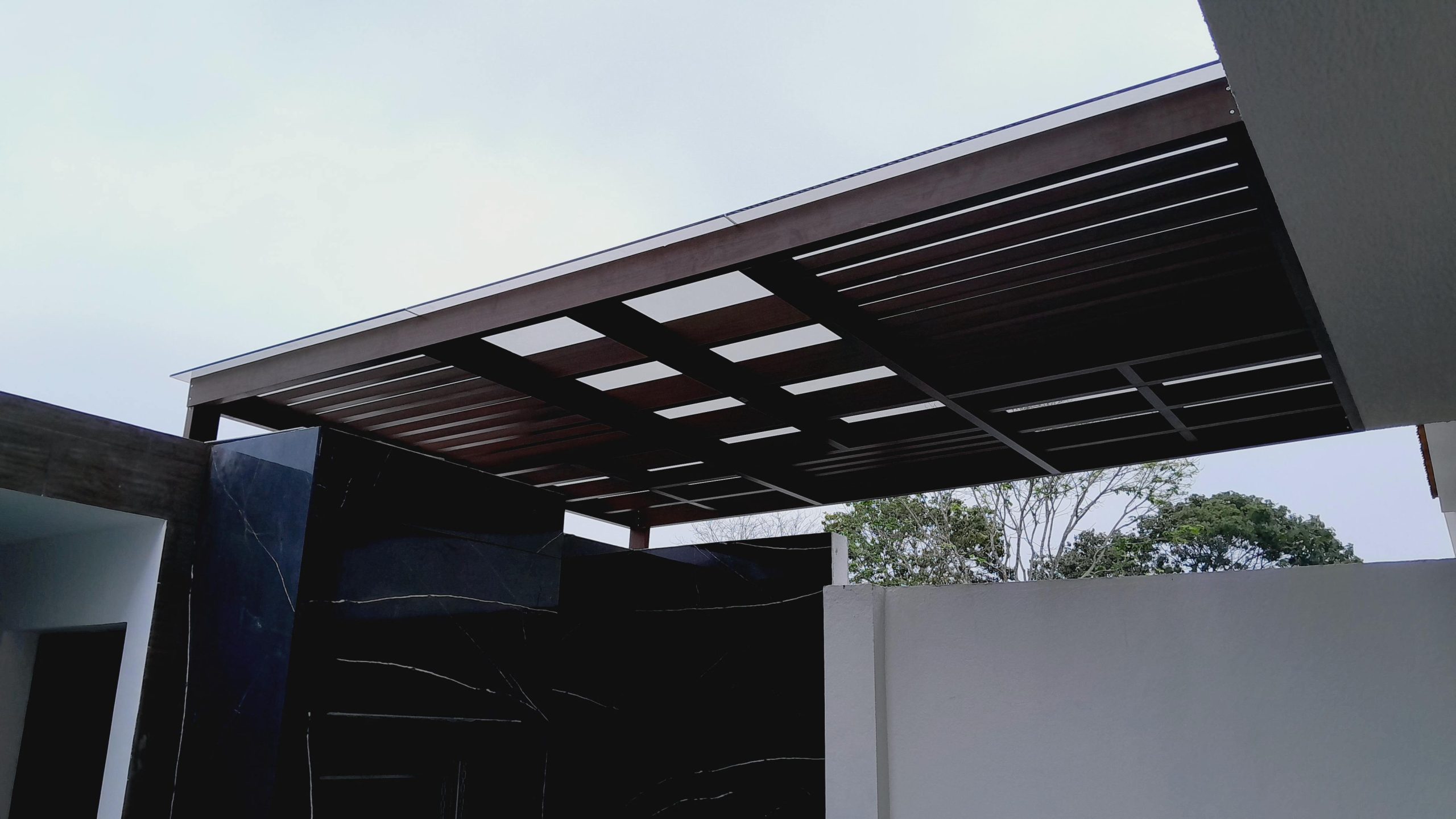 PERGOLA EN VIDRIO LAMINADO.