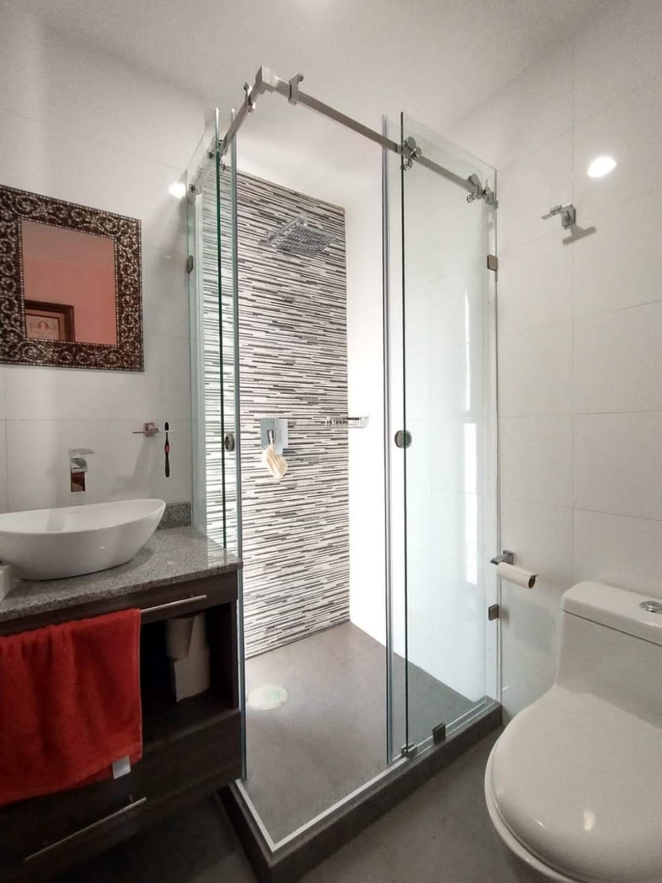 CABINA VIDRIO TEMPLADO PUERTA DOBLE.