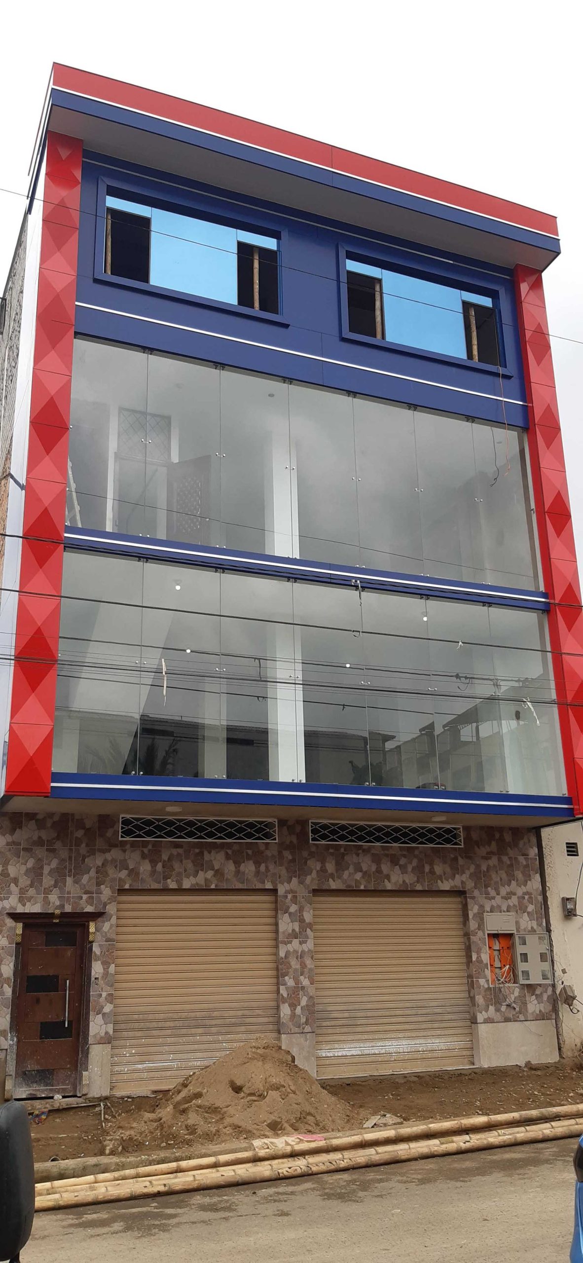 FACHADA DE VIDRIO CON ALUCOBOND 3D.